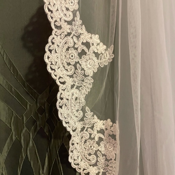 Finger tip length bridal veil. Never worn! - Picture 8 of 11